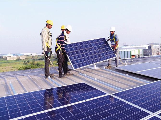 POWERING AHEAD Driving Rooftop Solar Adoption