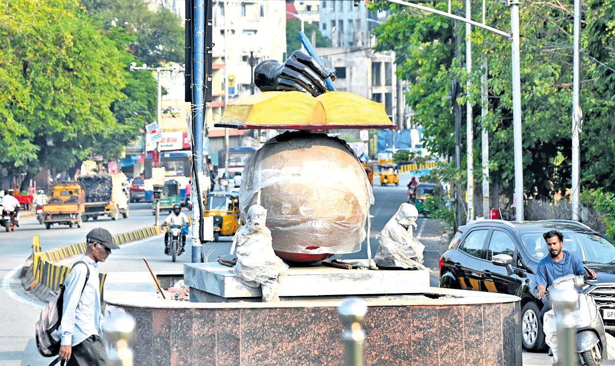 International drug racket busted, 3 held