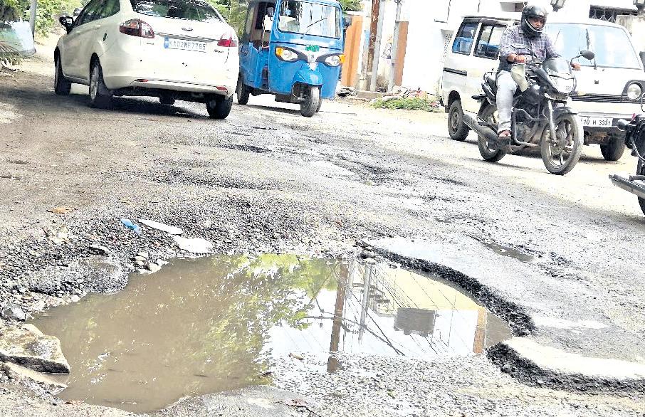 Kapra lake main road remains ignored, commuters endure bumpy ride
