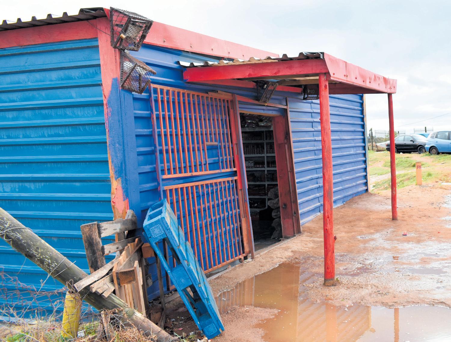 Men rob KwaNonqaba shop at gunpoint