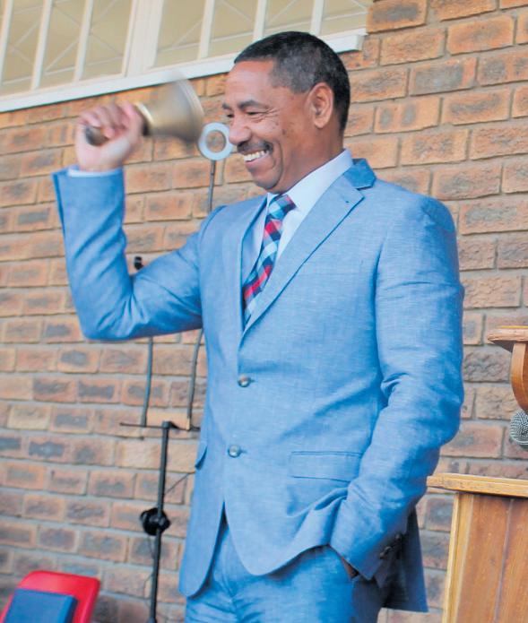 Rooi tapyt vir skoolhoof wat tuig neerlê