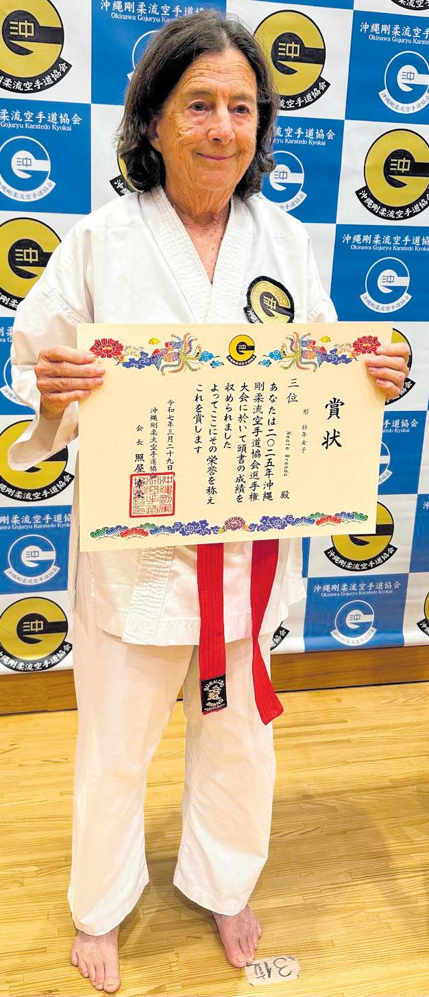 Brenda Neate presteer in Japan