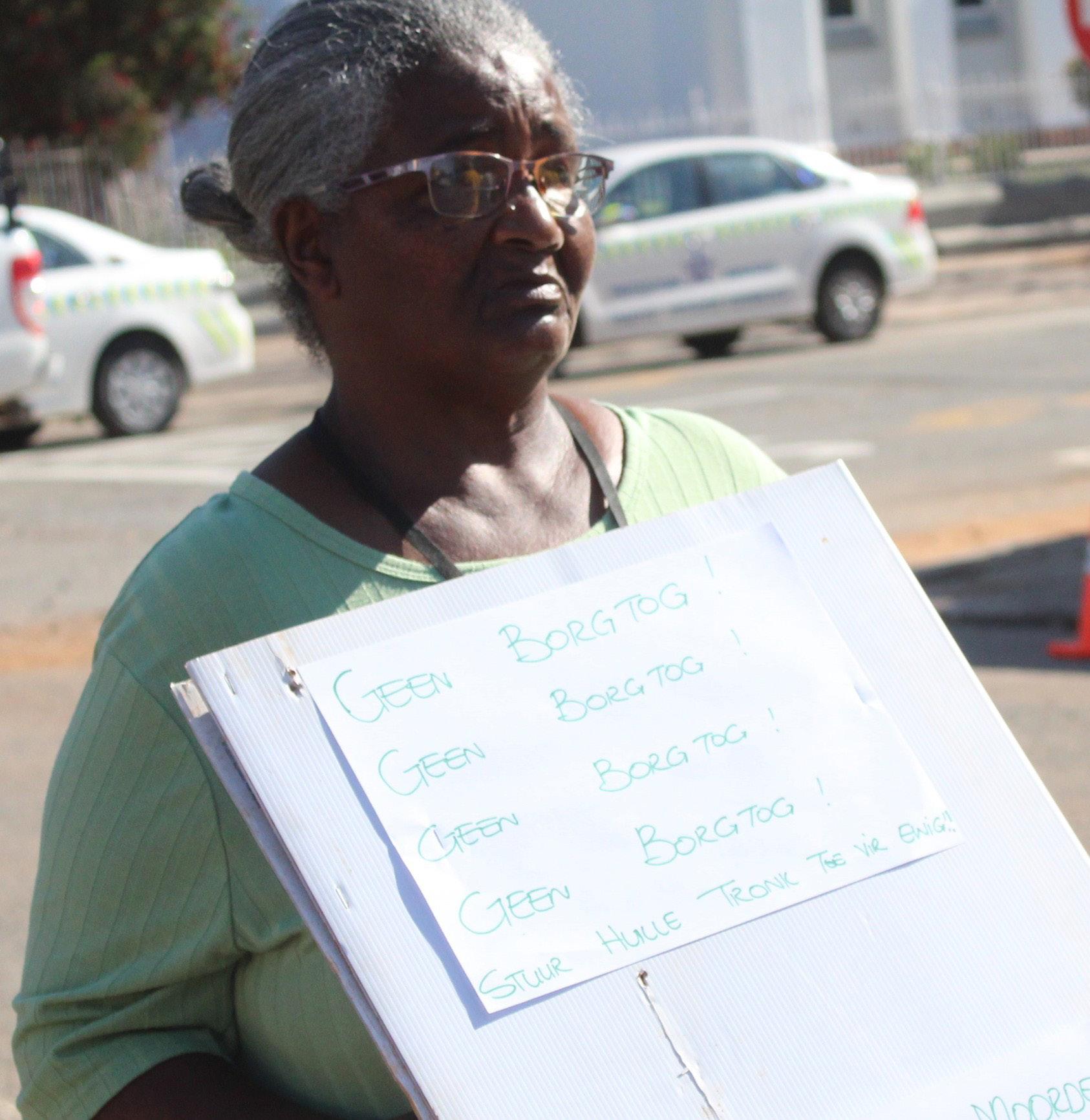 Handvol inwoners staan borgtog teen by hof