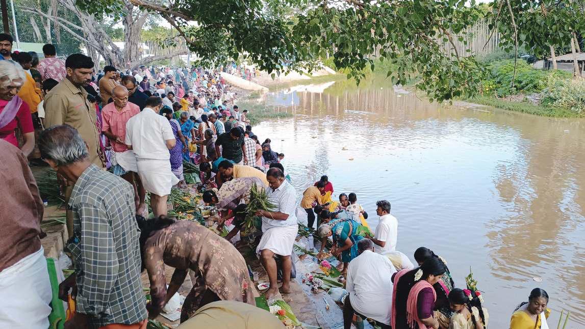 இன்று ஆடிப்பெருக்கு கோலாகலம்; காவிரி கரையில் குவிந்த மக்கள்!