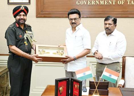 எனக்கு தம்பி போன்றவர்: அ.தி.மு.க.- பா.ஜ.க. அணியில் விஜய் சேர வேண்டும்!
