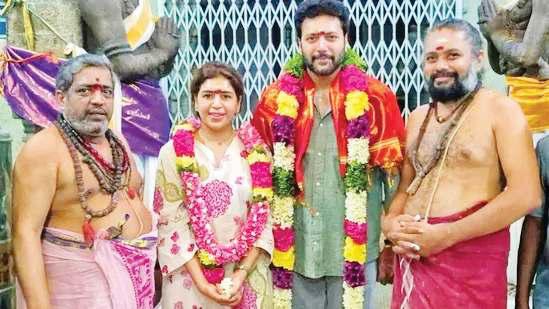 திருப்பதியில் பாடகி கெனிசாவுடன் நடிகர் ரவி மோகன் தரிசனம்!