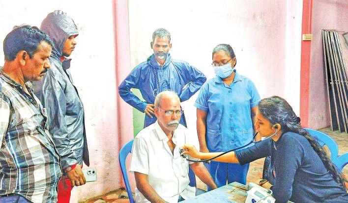 செல்பி எடுக்க போட்டா போட்டி: வணிக வளாகத்தில் நடந்த பட விழாவில் கடும் கூட்ட நெரிசல்!