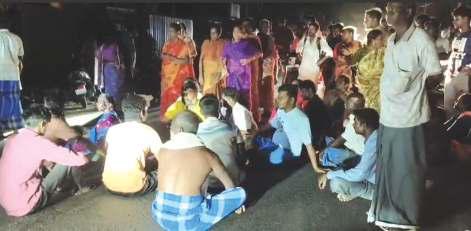 திருவள்ளூர் அருகே மின் தடையை கண்டித்து இரவில் பொதுமக்கள் சாலை மறியல்!