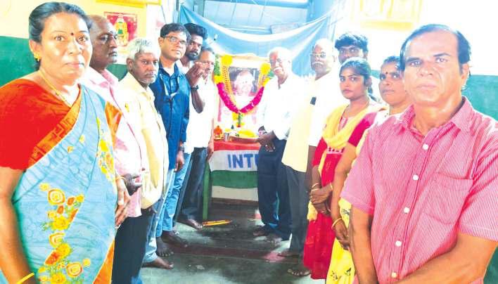 மகள் இறந்ததால் விரக்தி: தலைமையாசிரியை திராவகம் குடித்து தற்கொலை!