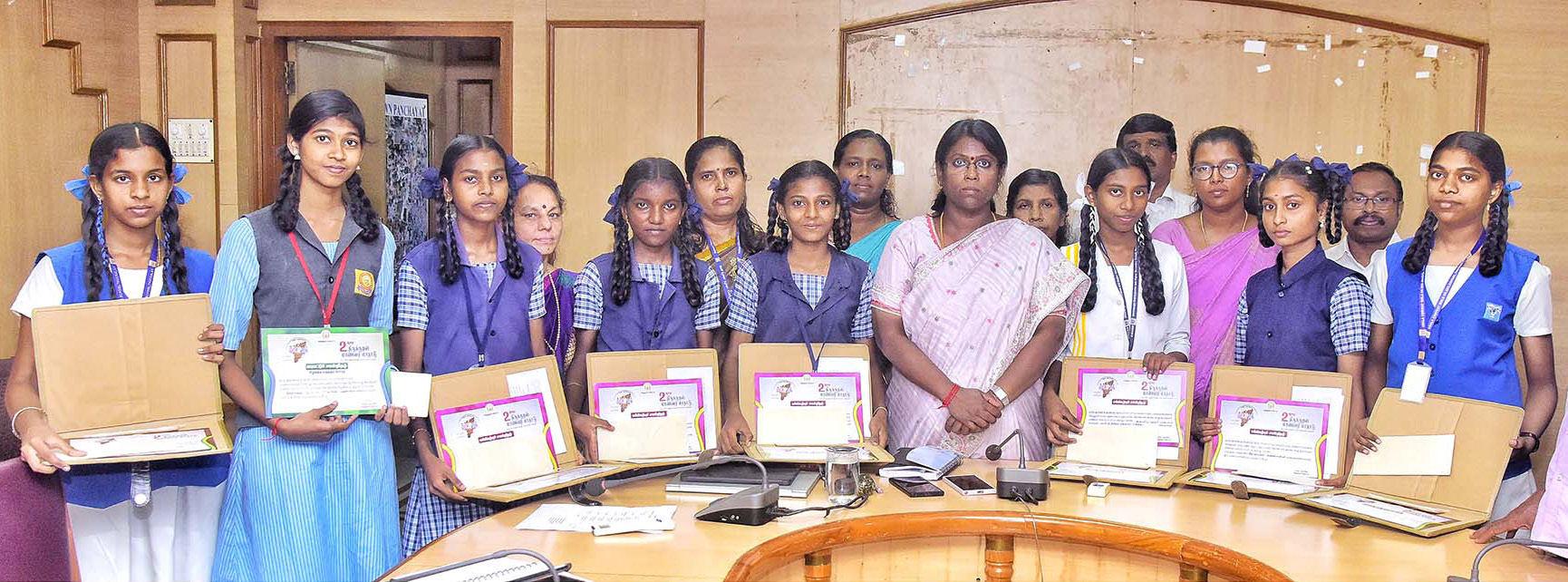 திருக்குறள் மாநாட்டில் கலந்துகொண்டு வெற்றிபெற்ற மாணவிகளுக்கு ஆட்சியர் பாராட்டு