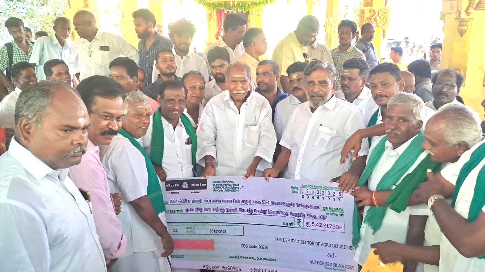 விவசாயிகளுக்கு ஊக்கத்தொகைக்கான காசோலை-முதல்வர் ரங்கசாமி வழங்கினார்