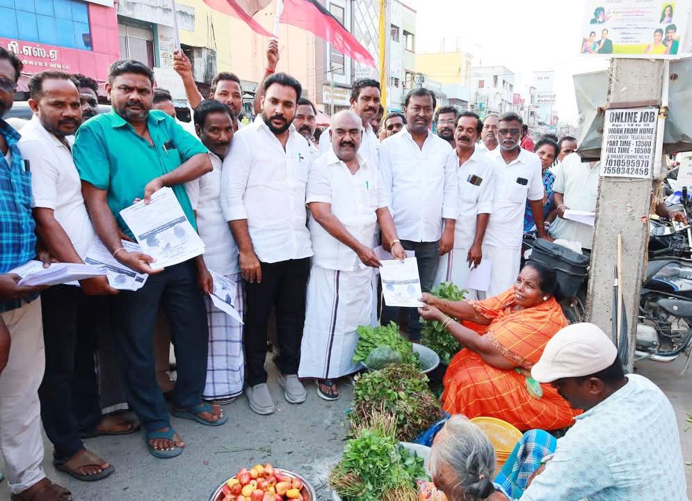 அதிமுகவை கண்டித்து துண்டு பிரசுரங்கள் விநியோகம்