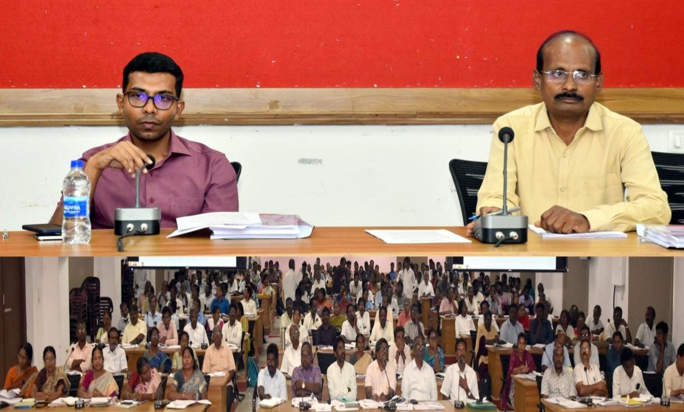 குடியிருப்பு வீடுகளின் முன்னேற்றப் பணிகள் குறித்து ஆய்வுக்கூட்டம்