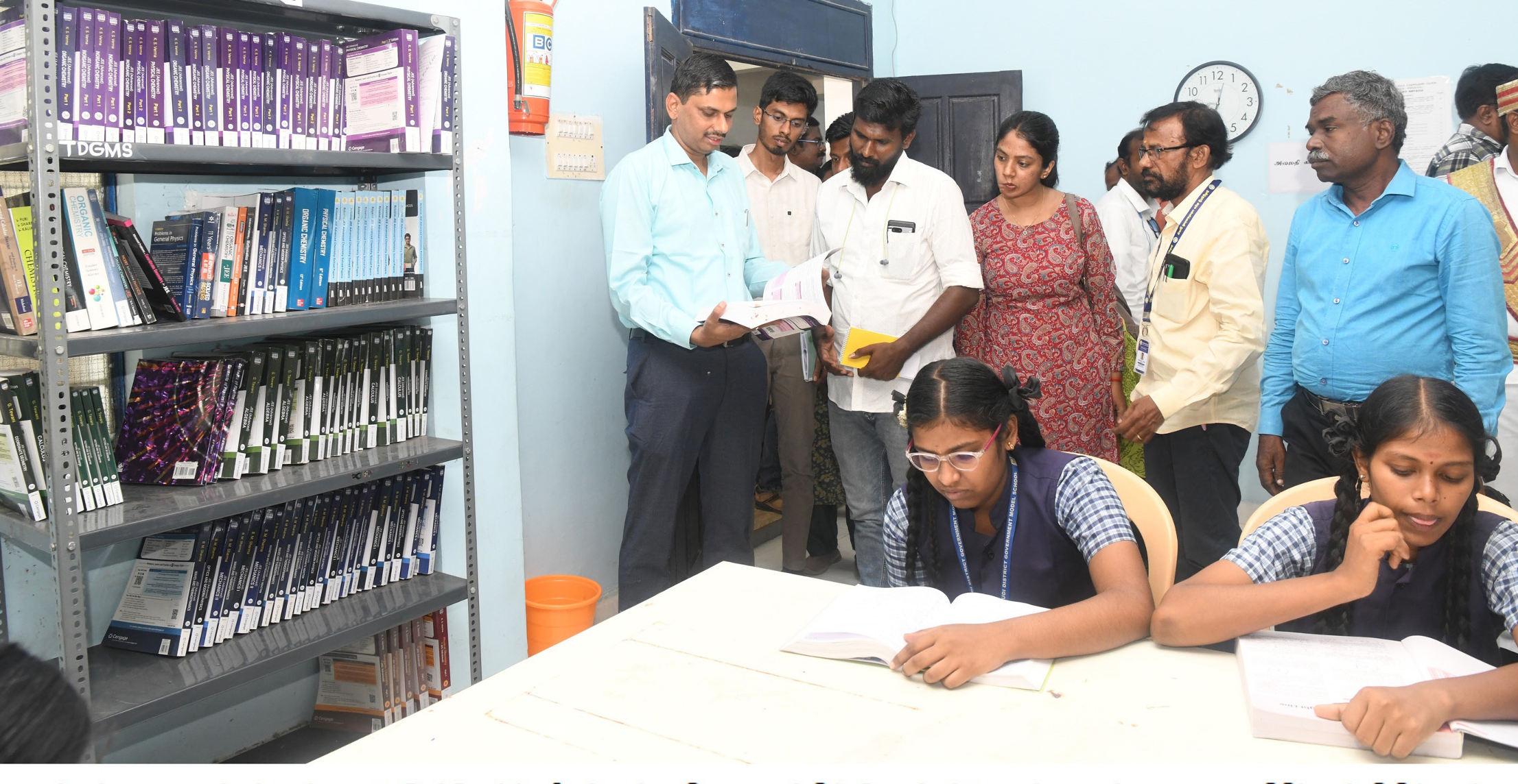 பள்ளி மாணவர்களுடன் ஆட்சியர் கலந்துரையாடல்
