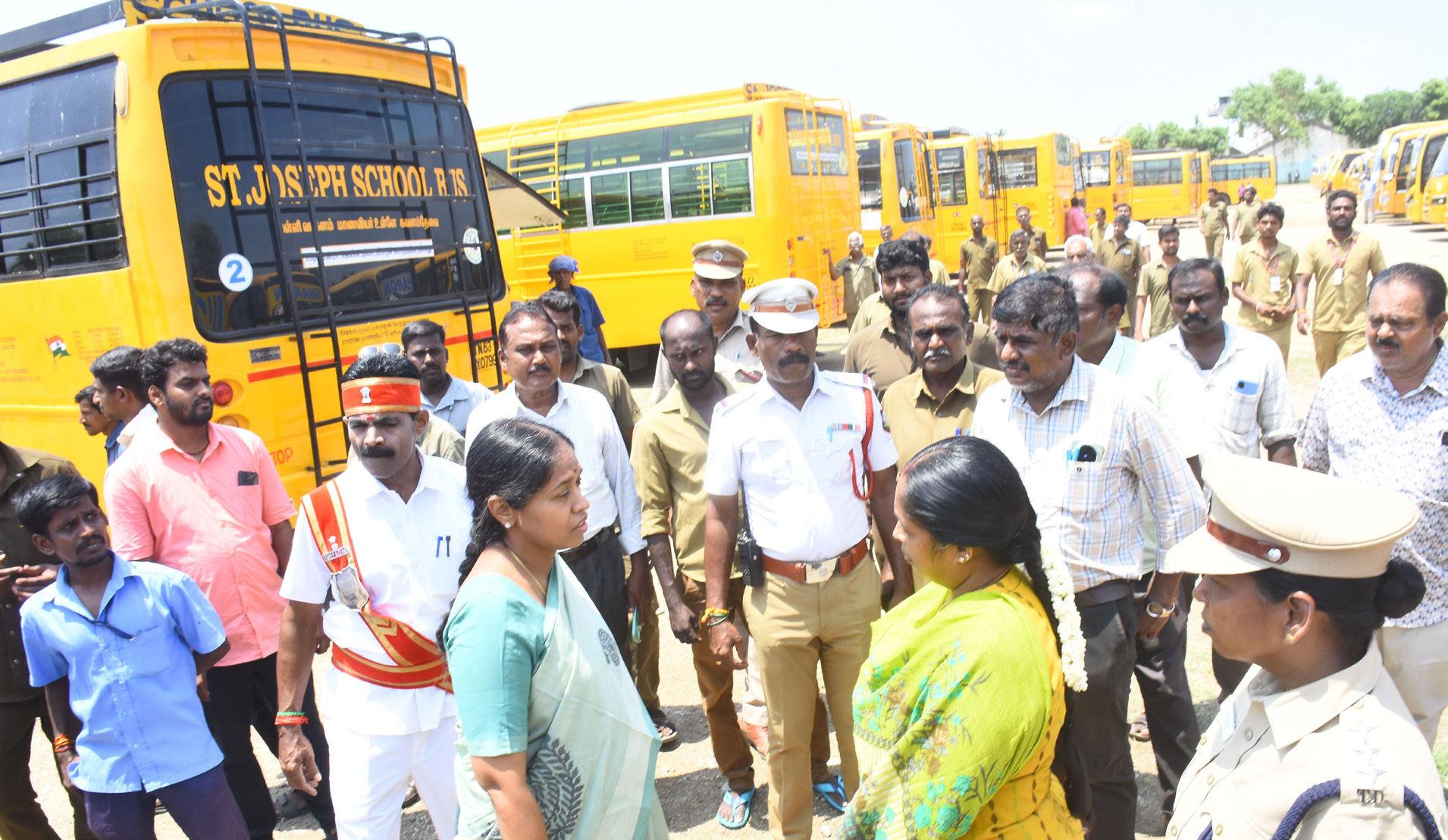 பள்ளி வாகனங்களை இயக்குவதில் அரசின் வழிகாட்டு நெறிமுறைகளை முழுமையாக பின்பற்றுவதை கண்காணித்து உறுதி செய்திட வேண்டும் அலுவலர்களுக்கு ஆட்சியர் உத்தரவு