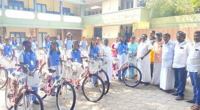வில்லியனூர் இமாகுலேட் பள்ளி மாணவிகளுக்கு இலவச சைக்கிள்