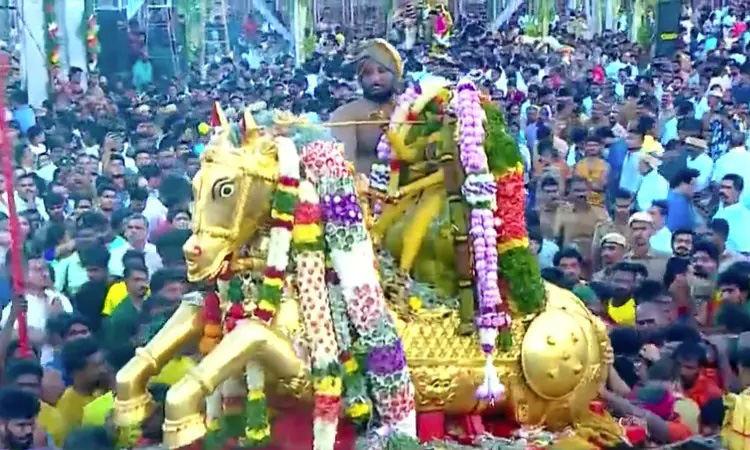 பச்சைப்பட்டு உடுத்தி வைகை ஆற்றில் இறங்கினார் கள்ளழகர்