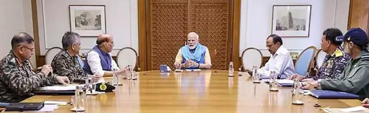 இந்தியா-பாகிஸ்தான் இடையே பேச்சுவார்த்தை நடக்க உள்ள நிலையில் - பிரதமர் மோடி இல்லத்தில் உயர்மட்ட ஆலோசனை