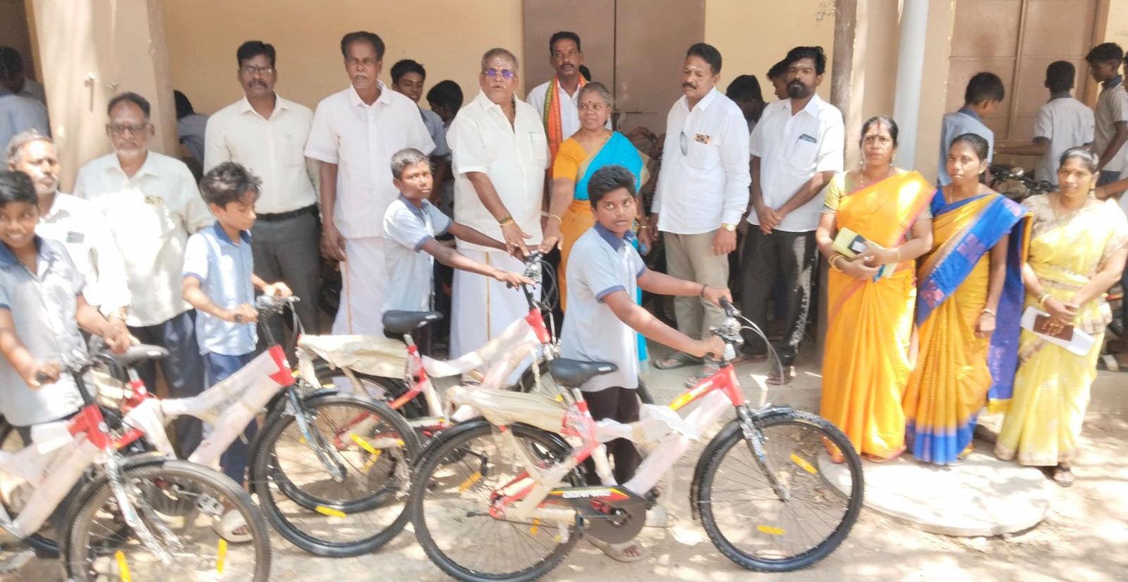 மணவெளி அரசு மேல்நிலைப் பள்ளியில் 84 மாணவர்களுக்கு மிதிவண்டி சபாநாயகர் செல்வம் வழங்கினார்
