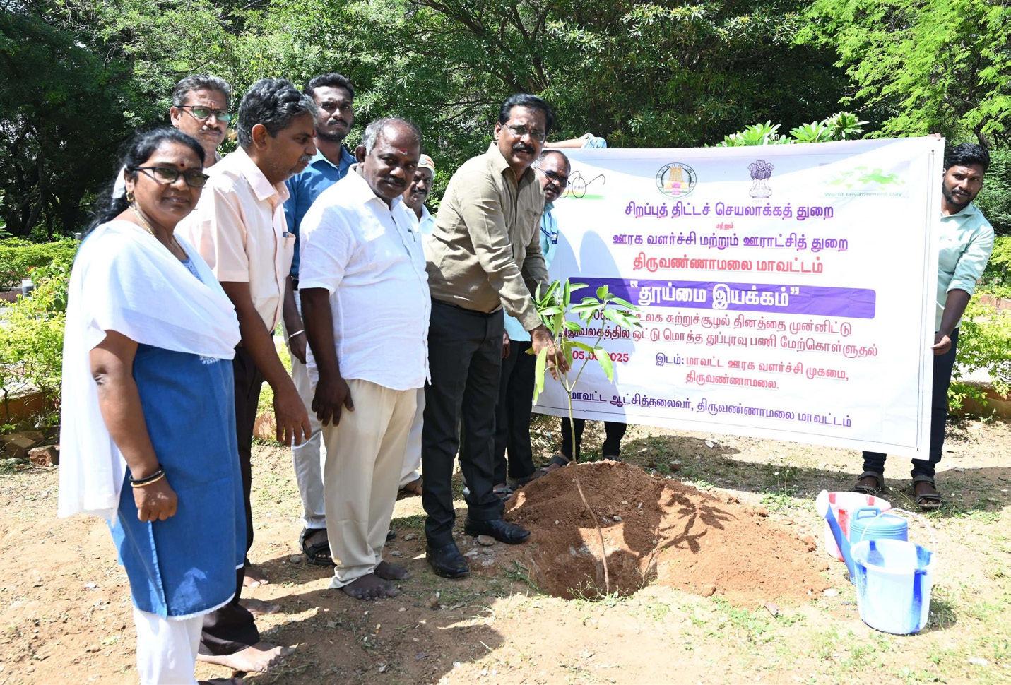 பயன்படுத்த இயலாத பொருட்களை தரம் பிரித்தல் குறித்து ஆட்சியர் ஆய்வு
