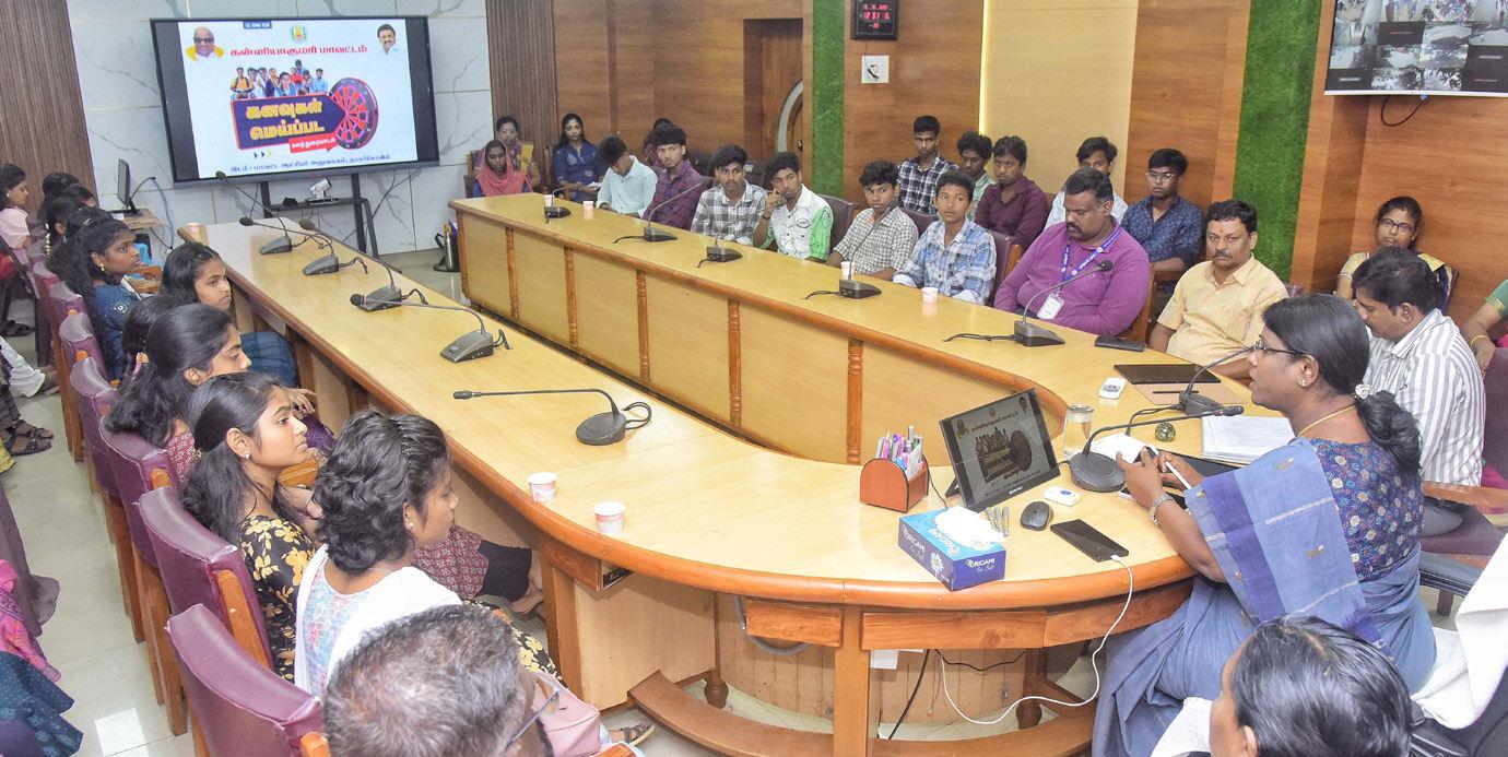 12ம் வகுப்பில் அதிக மதிப்பெண்கள் பெற்ற மாணவர்களுடன் ஆட்சியர் கலந்துரையாடல்