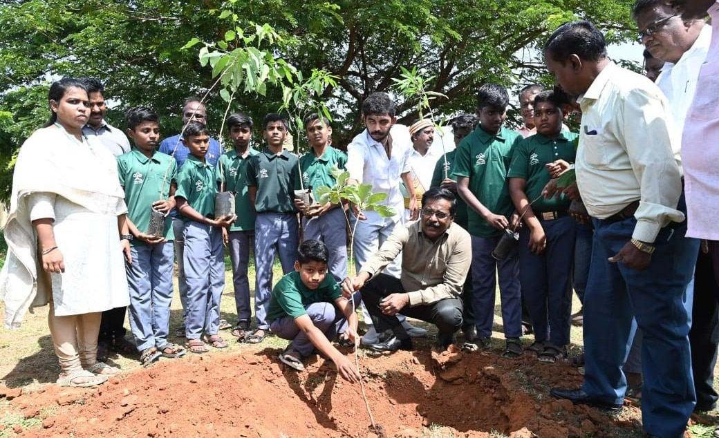 அரசுப் பள்ளியில் மரக்கன்று நடுதல் விழா
