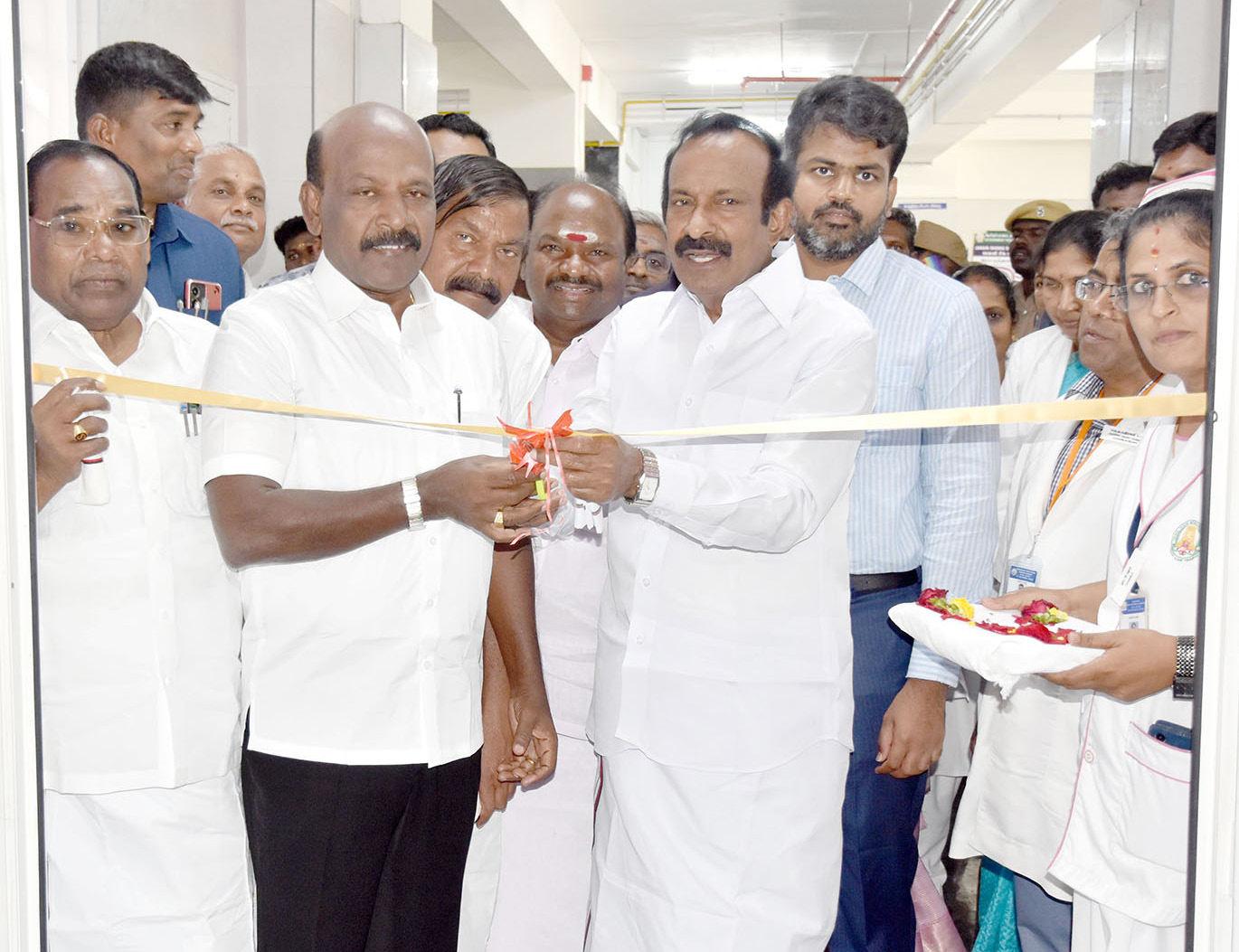 ஈரோட்டில் ரூ.8.15 கோடி மதிப்பீட்டில் 15 புதிய பணிகளுக்கு அடிக்கல்: அமைச்சர்கள் துவக்கி வைத்தனர்