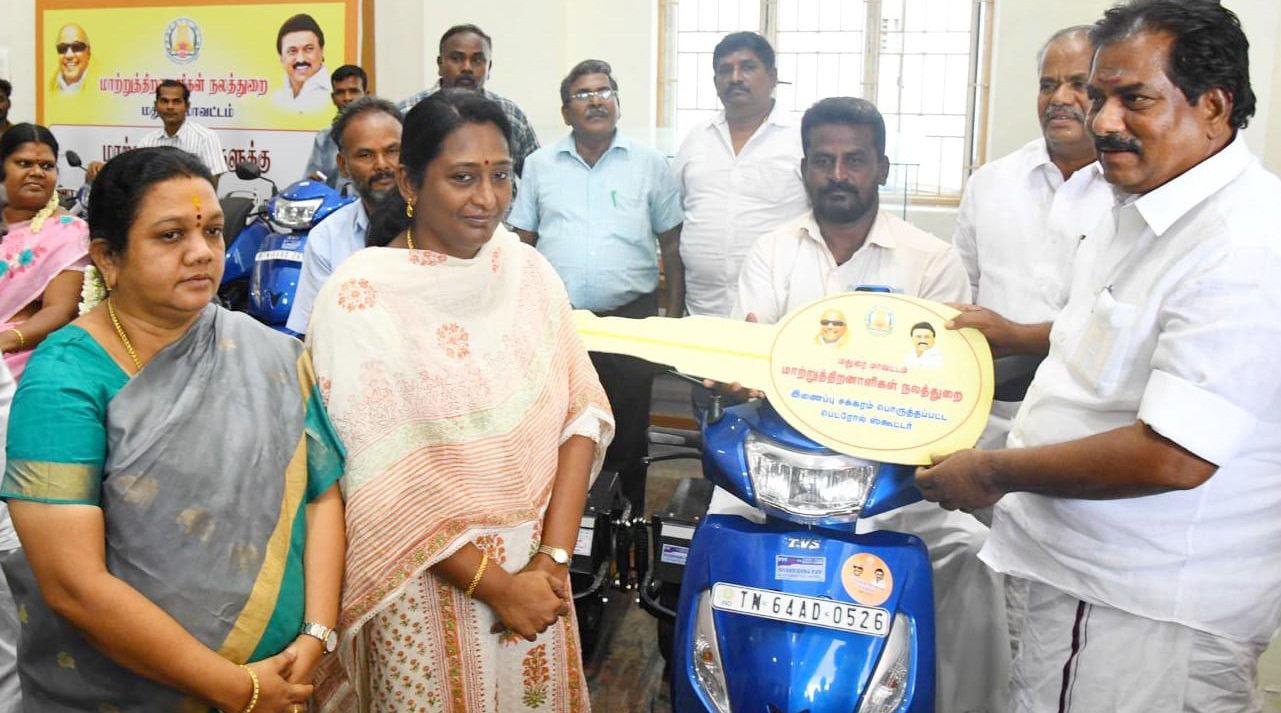 286 பயனாளிகளுக்கு 2.91 கோடி மதிப்பீட்டில் இணைப்பு சக்கரம் பொருத்தப்பட்ட பெட்ரோல் ஸ்கூட்டர்