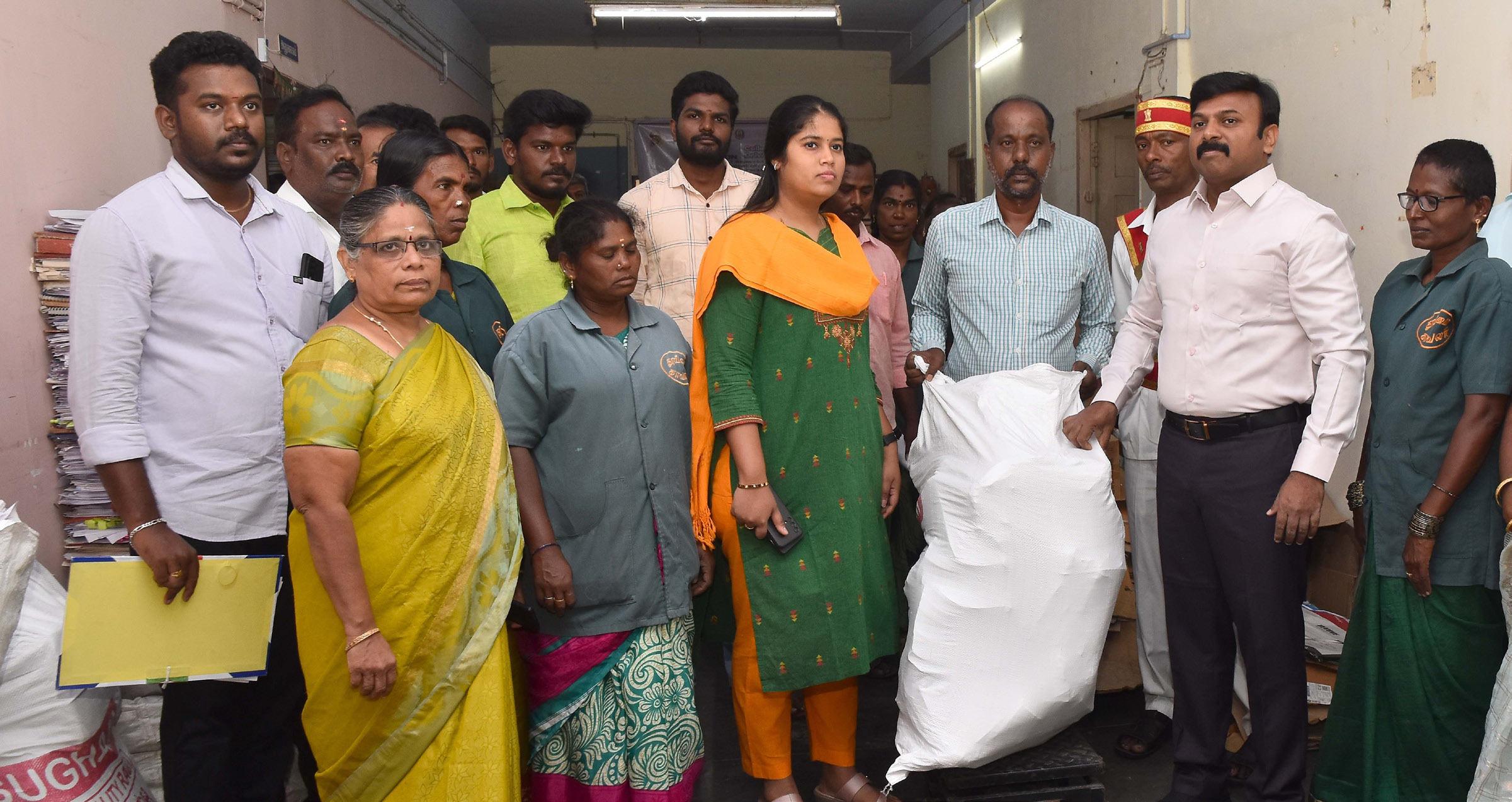 தூய்மை பணியாளர்களுக்கு பாதுகாப்பு உபகரணங்கள் ஆட்சியர் வழங்கினார்