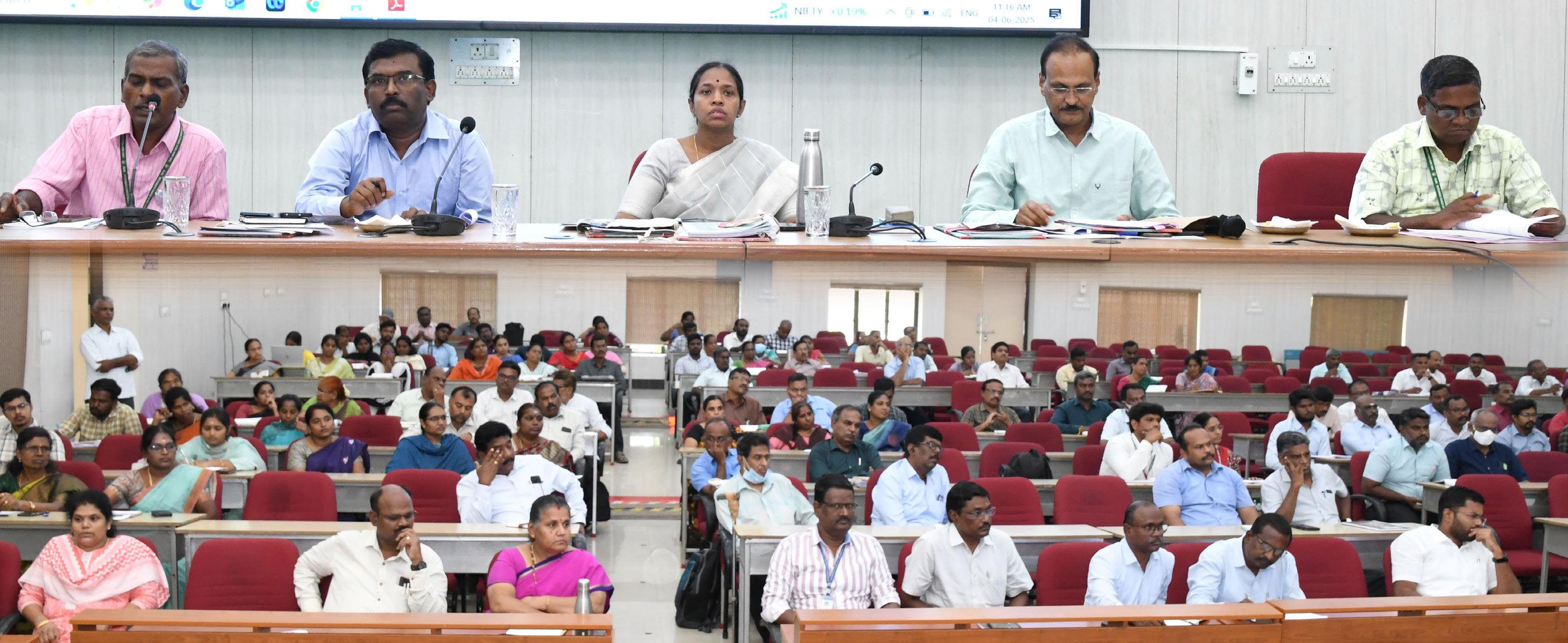 தேர்வுகளில் மேற்கொள்ளப்பட்டுள்ள புதிய நடைமுறைகள் தொடர்பாக தேர்வு பொறுப்பாளர்களுக்கு பயிற்சி