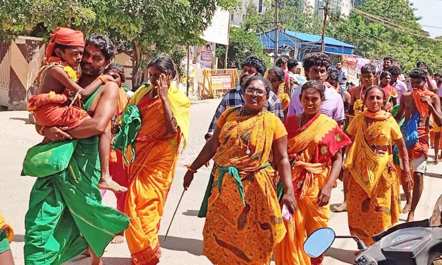 திருச்செந்தூரில் குவியும் பல்லாயிரக்கணக்கான பக்தர்கள்: மூத்த குடிமக்கள் விரைவில் தரிசனம் செய்ய சிறப்பு ஏற்பாடு