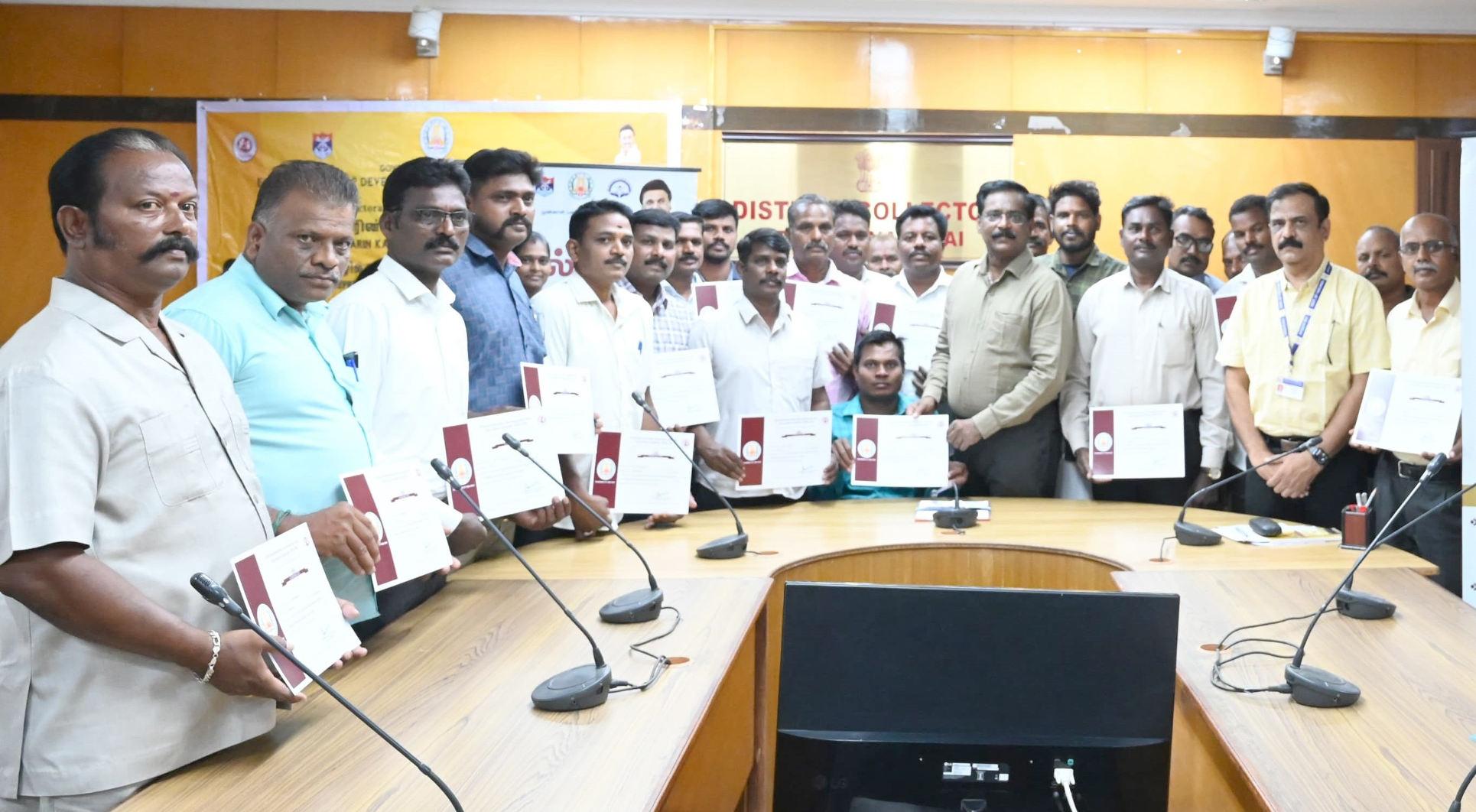 தொழில் முனைவோர் மேம்பாட்டுப்பயிற்சி பெற்ற முன்னாள் படைவீரரர்களுக்கு நலத்திட்ட உதவி
