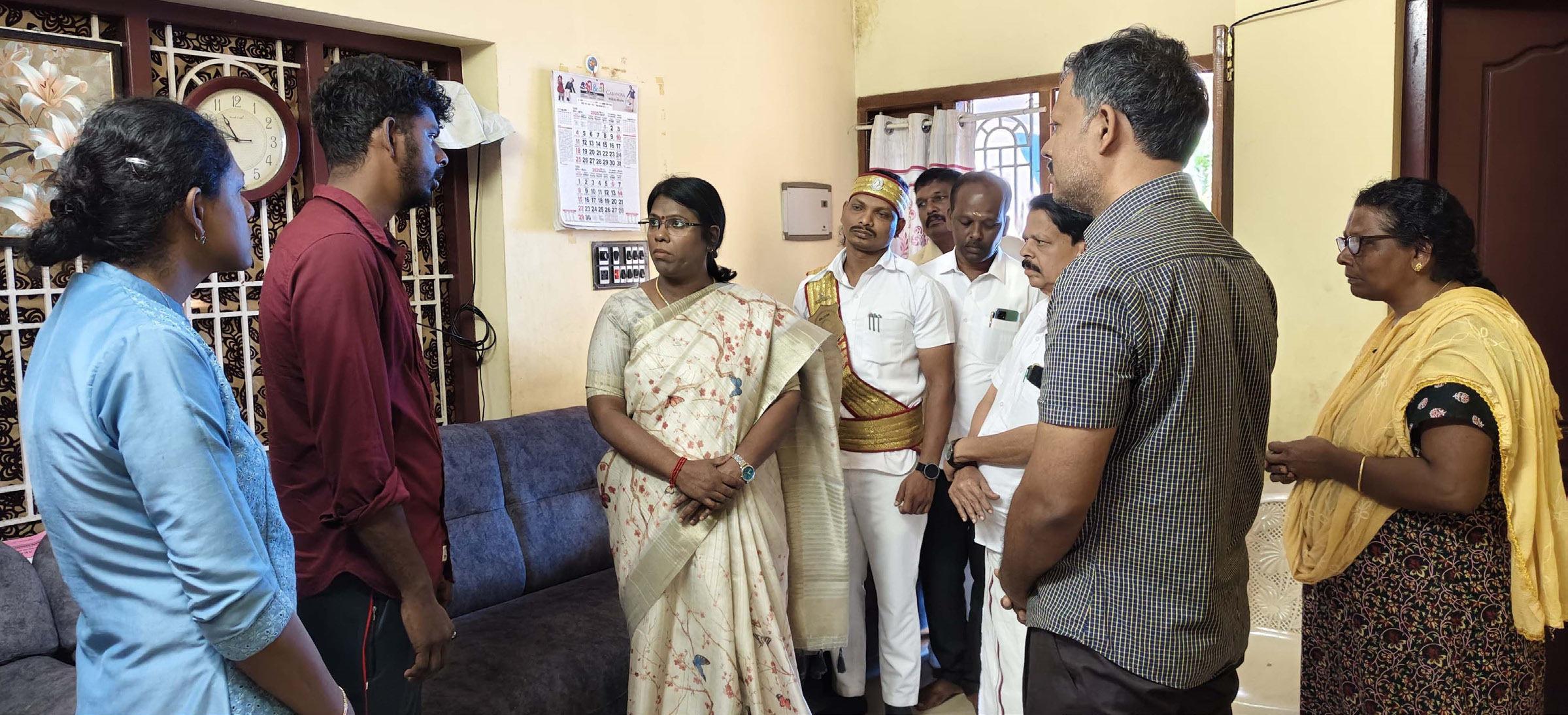 ஆற்று தடுப்பணையில் தவறி விழுந்த மாணவர்களை காப்பாற்றி உயிர் தியாகம் செய்த பீட்டர் ஜான்சன் குடும்பத்தினரை சந்தித்த ஆட்சியர்