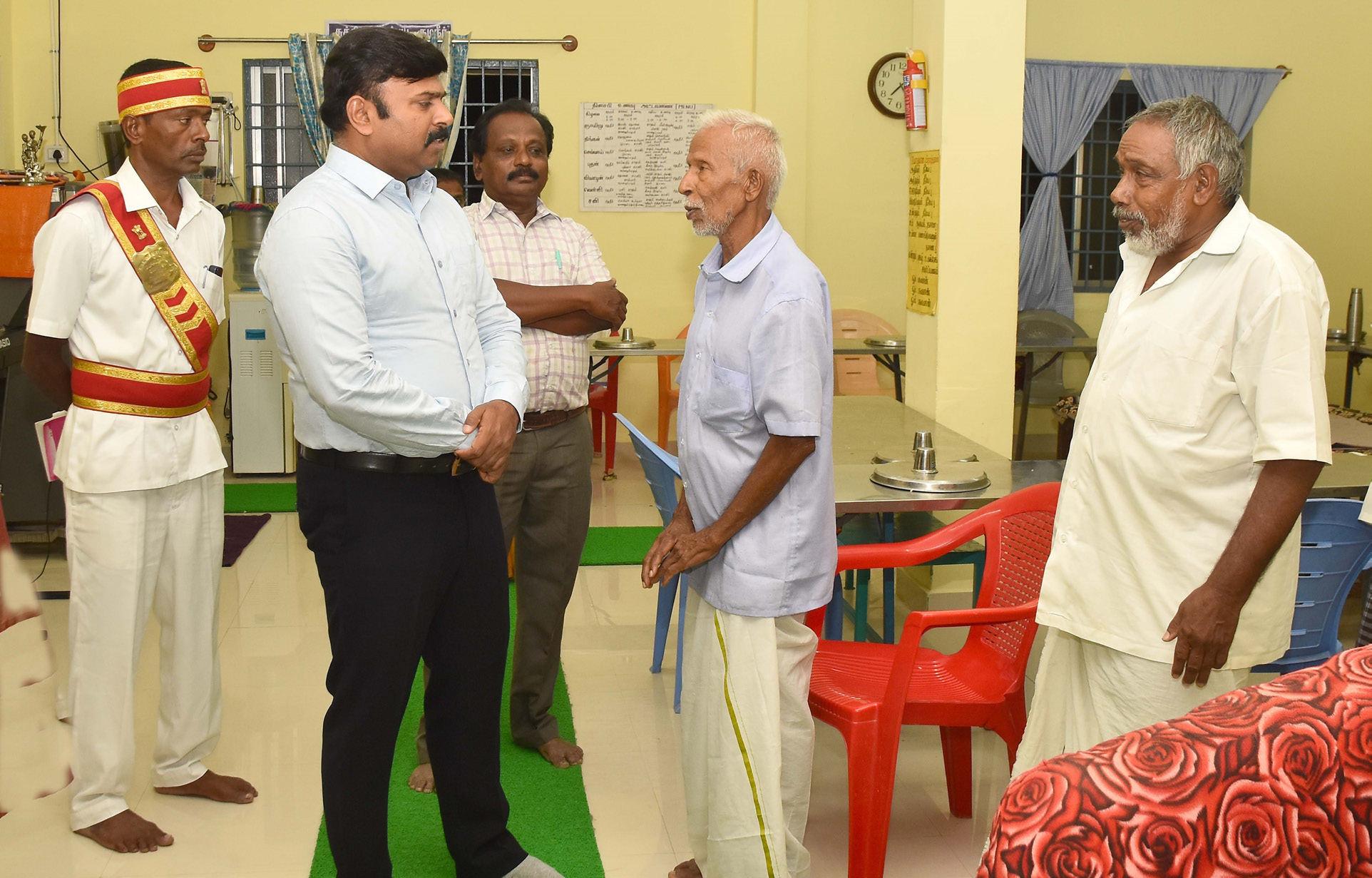 தருமபுரி நகராட்சியில் வீடற்றவர்களுக்கான தங்குமிடத்தினை ஆட்சியர் ஆய்வு