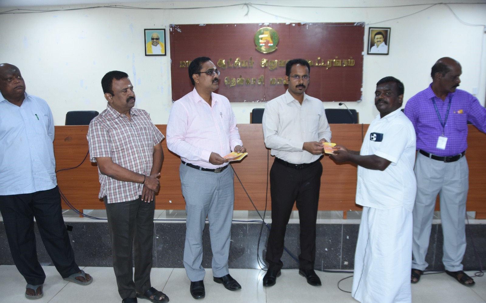 தென்காசி பொதுமக்களிடம் கோரிக்கை மனுக்களை பெற்ற ஆட்சியர்