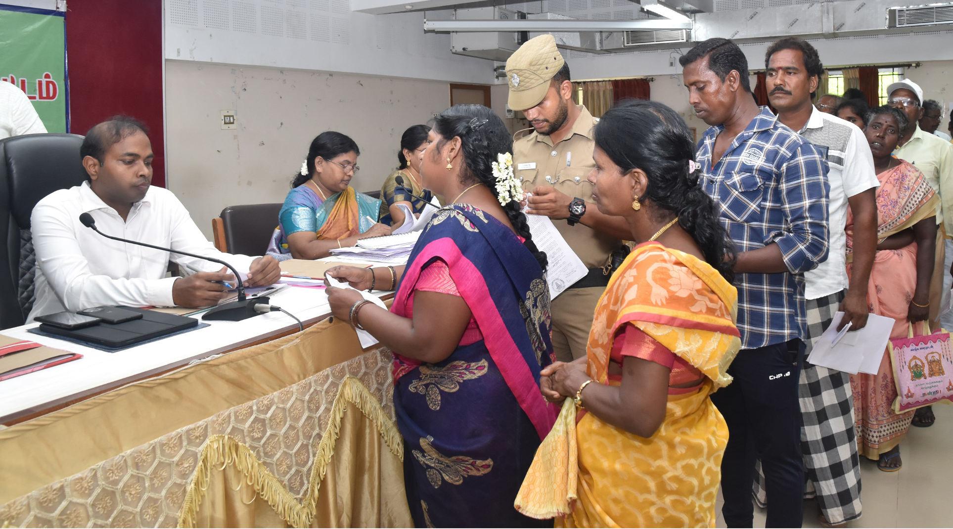 கடலூரில் மக்கள் குறைதீர்க்கும் நாள் கூட்டத்தில் 740 பேர் மனு