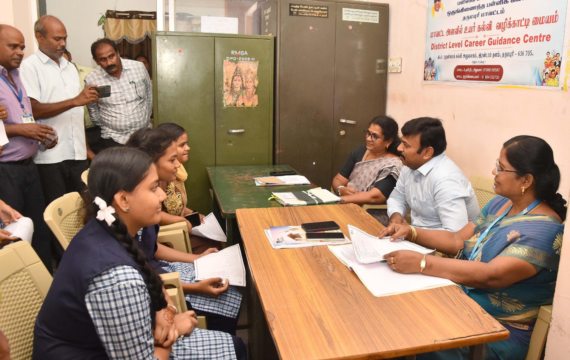 உயர்கல்வி வழிகாட்டி மாவட்ட கட்டுப்பாட்டு அறையினை ஆட்சியர் சதீஸ் பார்வையிட்டார்
