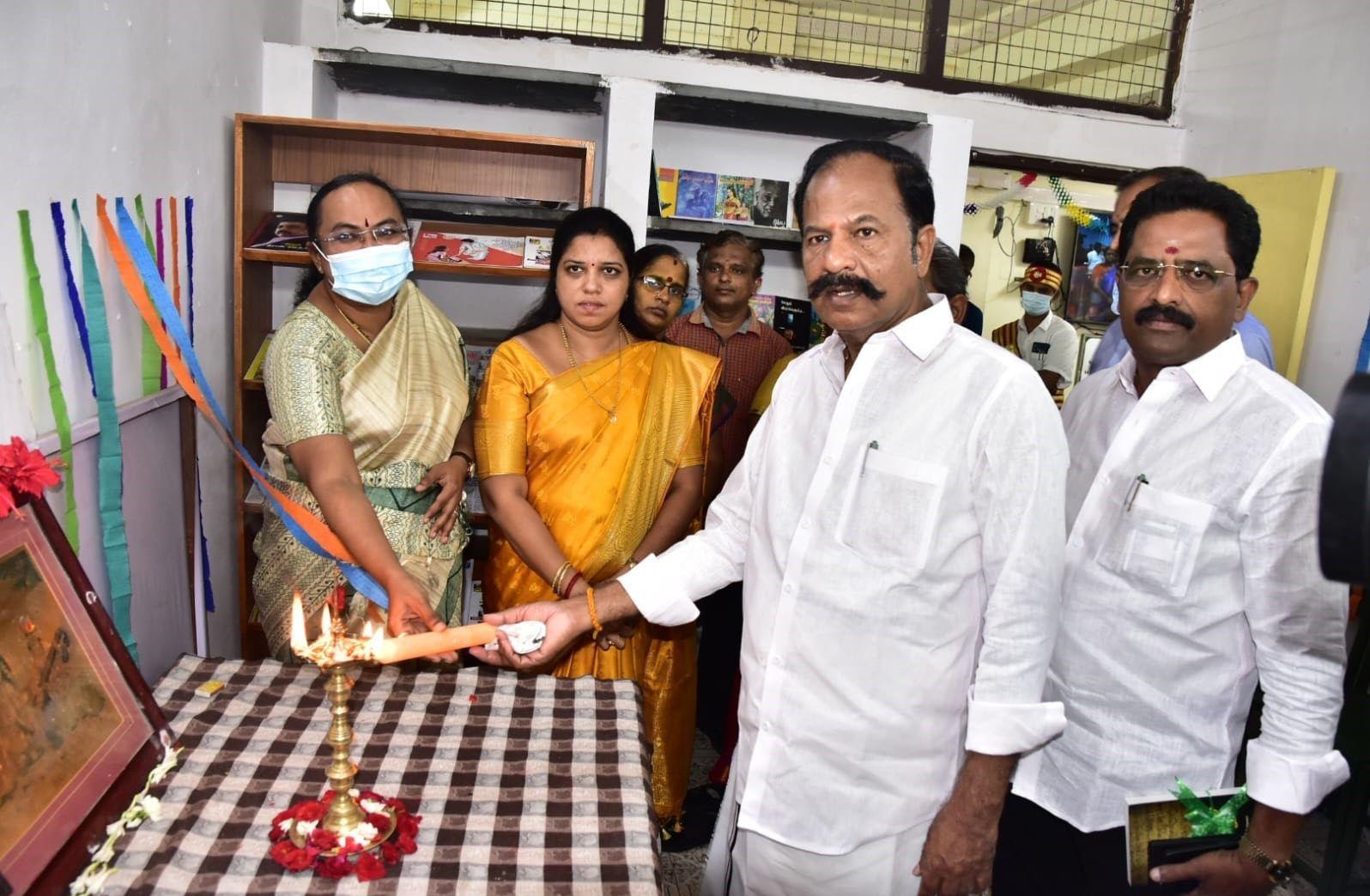 வேலூரில் 70 சிறப்பு நூலகங்கம் ஆட்சியர் திறந்து வைத்தார்
