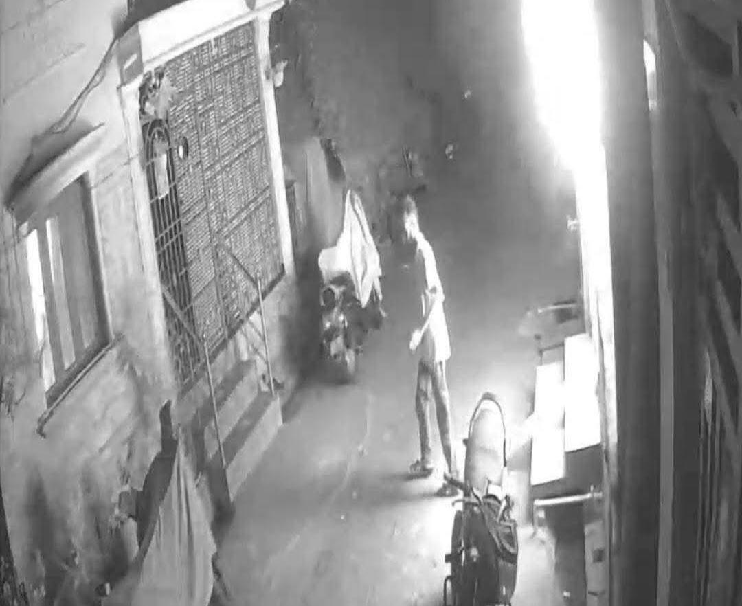 வீட்டில் பெட்ரோல் குண்டு வீச்சு மர்ம நபர்களுக்கு போலீசார் வலை