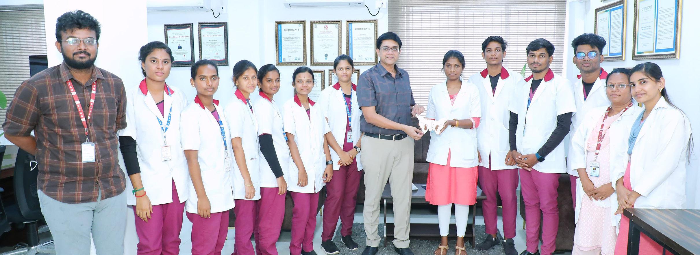 சேலம் விநாயகா மிஷன் விம்ஸ் அலைடு ஹெல்த் சயின்ஸ் கல்லூரி மாணவர்கள் எலும்பு மாதிரிகளை கல்லூரிக்கு வழங்கினர்