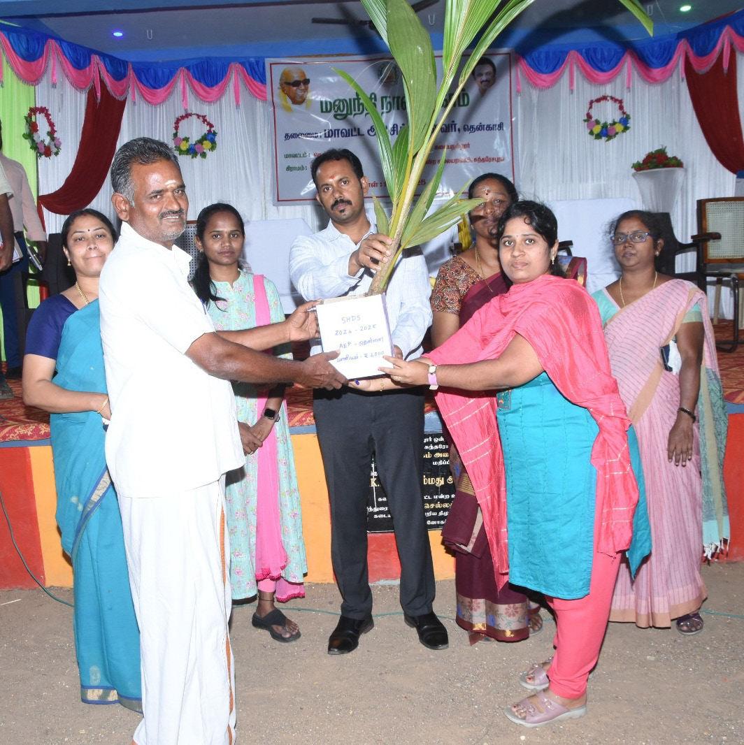 மனுநீதிநாள் முகாமில் பயனாளிகளுக்கு நலத்திட்ட உதவிகளை வழங்கிய ஆட்சியர்