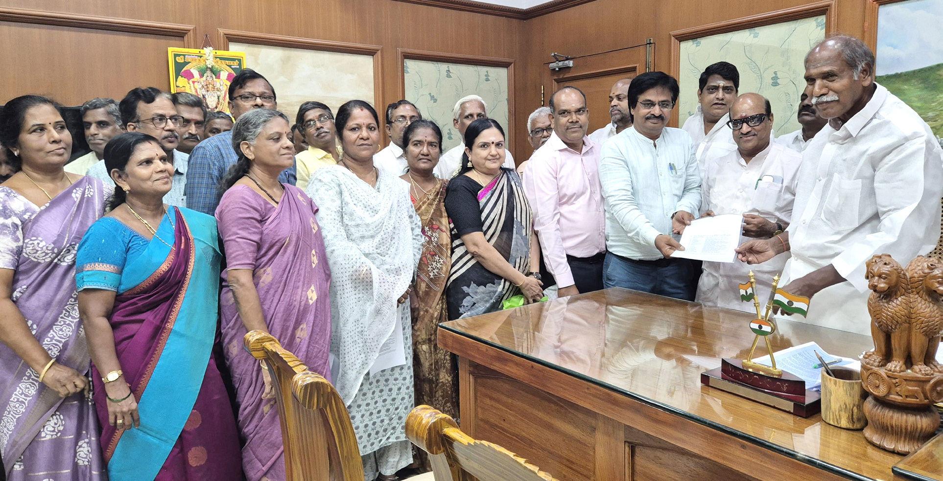 பொதுப்பணித்துறையில் பதவி உயர்வு உதவிப் பொறியாளர்களுக்கு நிரந்தர பணி ஆணை முதலமைச்சர் ரங்கசாமி வழங்கினார்
