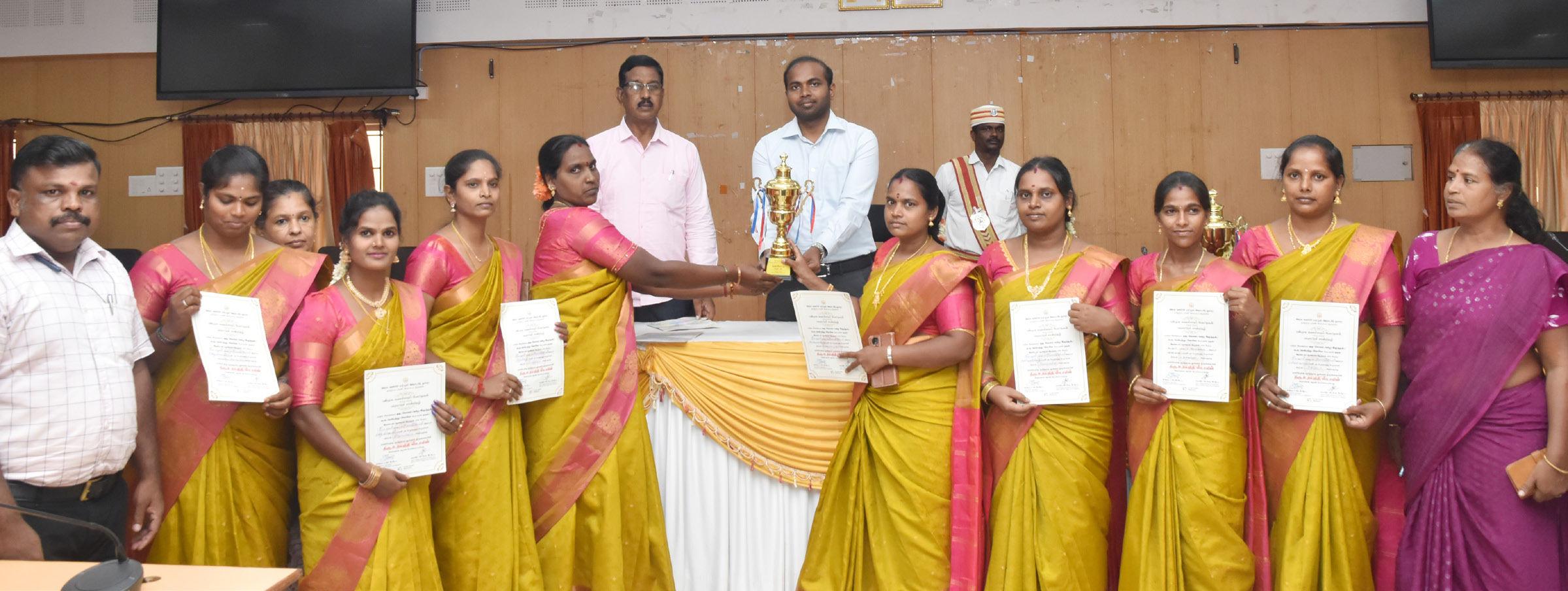 மாநில அளவில் நடத்தப்பட்ட போட்டிகளில் வெற்றிபெற்றவர்களுக்கு ஆட்சியர் வாழ்த்து