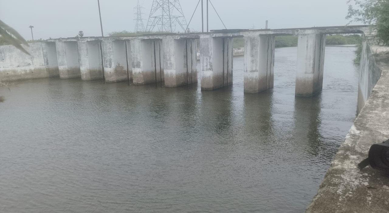 மேலகாசாக்குடி போகும் சாலையில் உள்ள சட்ரசை உடனே புதிதாக அமைத்து செயல்பாட்டுக்கு கொண்டு வர வேண்டும் கடைமடை விவசாய சங்க தலைவர் அறிவிப்பு