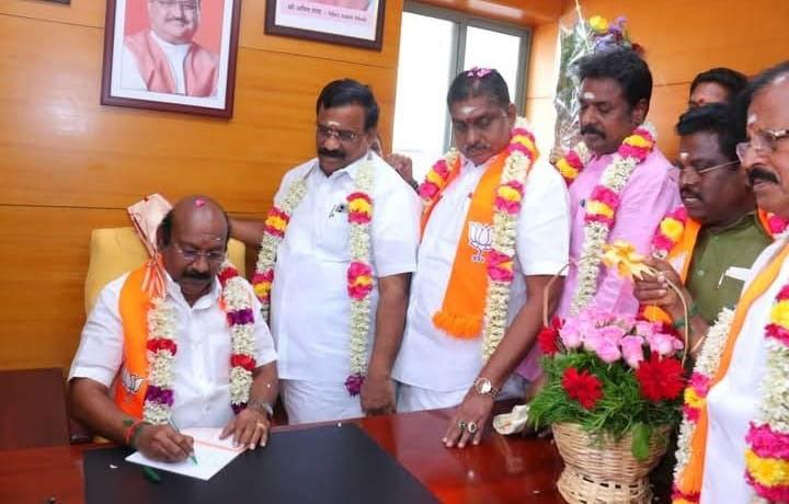 காங்கிரஸில் உழைத்தவர்கள் யாரும் முன்னுக்கு வந்ததாக சரித்திரம் இல்லை உழைக்கும் சாமானியர்களுக்கு பொறுப்புகள் வழங்குவது பாஜகவில் மட்டுமே சாத்தியம்