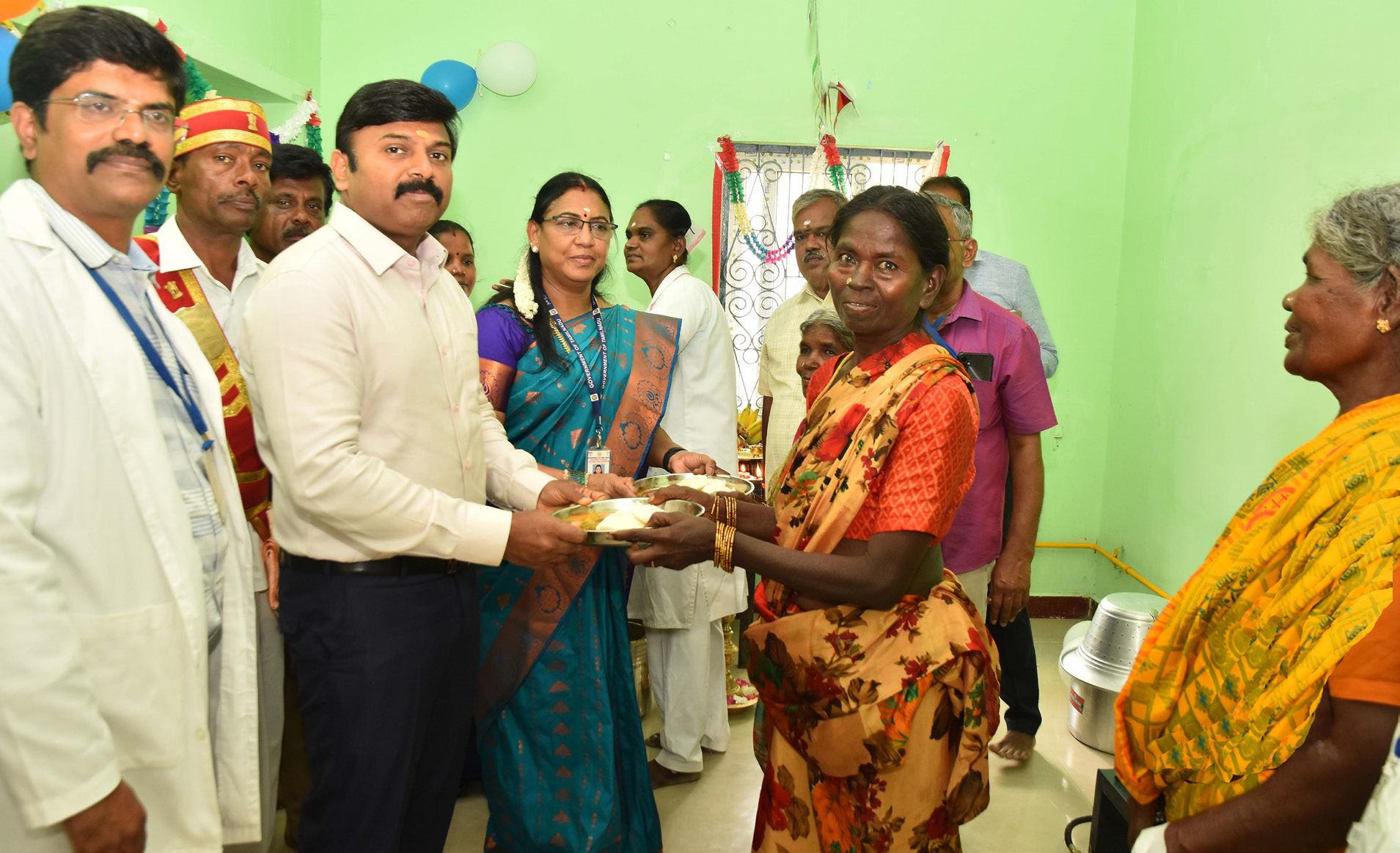 பாப்பிரெட்டிப்பட்டி அரசு மருத்துவமனையில் உள்நோயாளிகளுக்கு மூன்று வேளையும் உணவு வழங்கும் திட்டத்தினை ஆட்சியர் தொடங்கி வைத்தார்