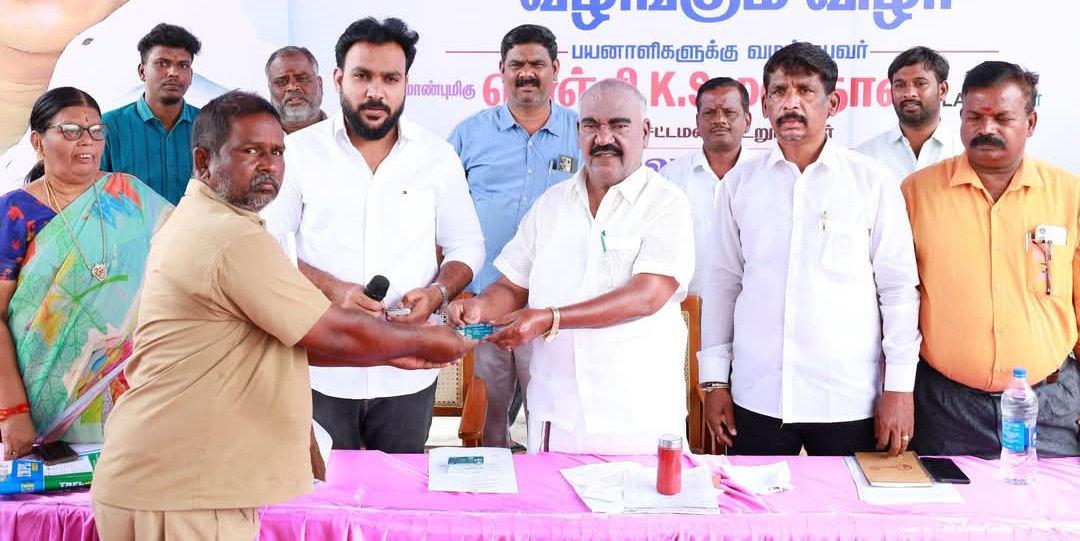 தூய்மை பணியாளர்களுக்கு தாட்கோ காப்பீடு அட்டையை செஞ்சி மஸ்தான் எம்எல்ஏ வழங்கினார்