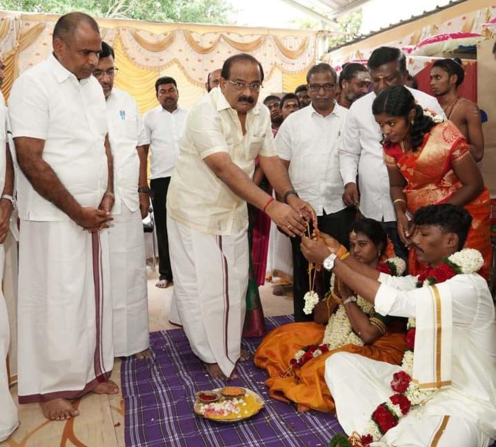ஒட்டன்சத்திரம் குழந்தைவேலப்பர் கோயிலில் அமைச்சர் சக்கரபாணி 12 இணைகளுக்கு திருமணம் நடத்தி வைத்தார்