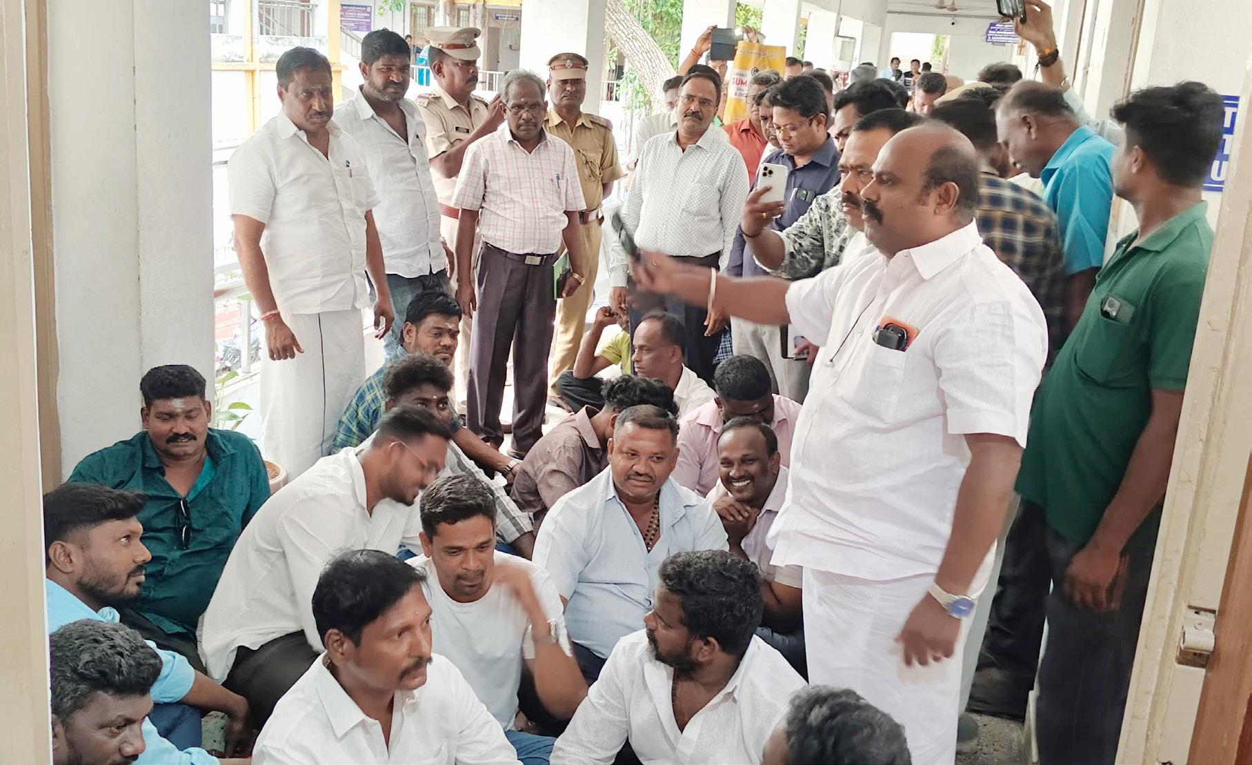 உருளையன்பேட்டை தொகுதியில் குப்பை அகற்றாததை கண்டித்து உள்ளாட்சித் துறையை முற்றுகையிட்டு நேரு எம்.எல்.ஏ., போராட்டம்