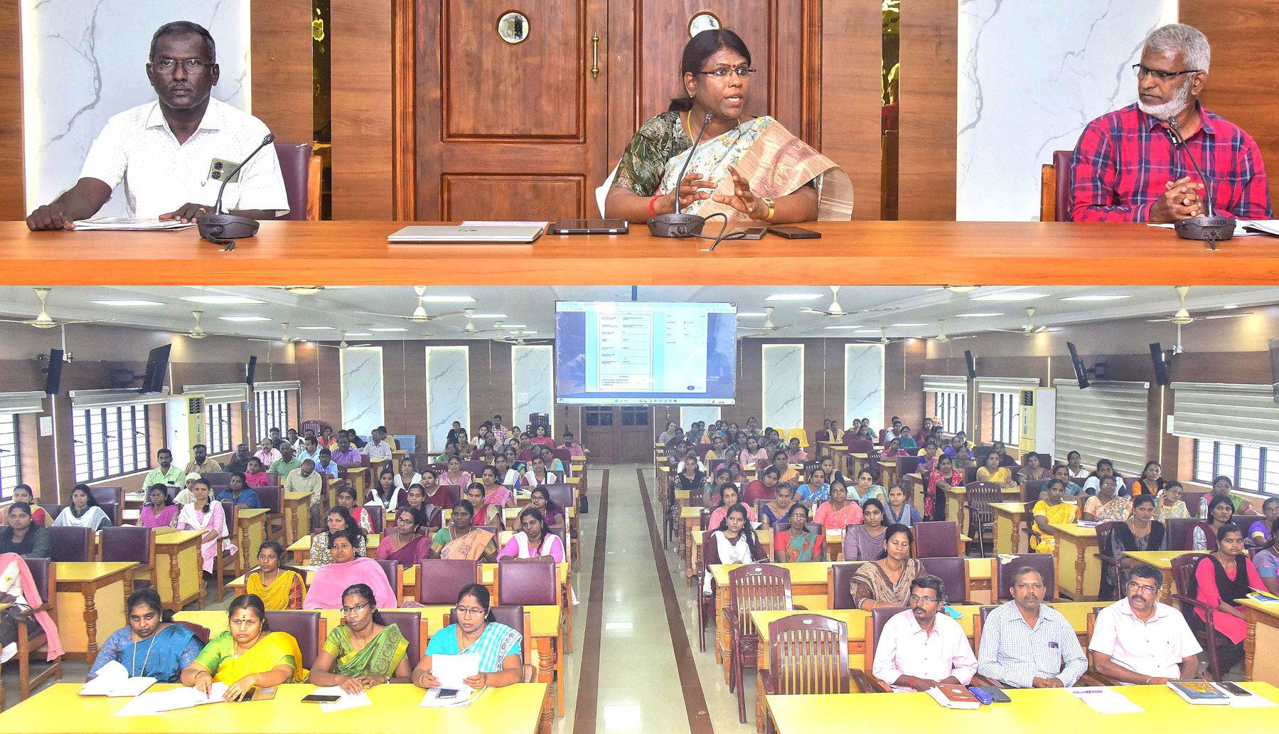 உங்களுடன் ஸ்டாலின் திட்ட முகாம் நடைபெறுவதையொட்டி மனுக்களை பதிவு செய்யும் தரவு உள்ளீட்டாளர்களுக்கு பயிற்சி